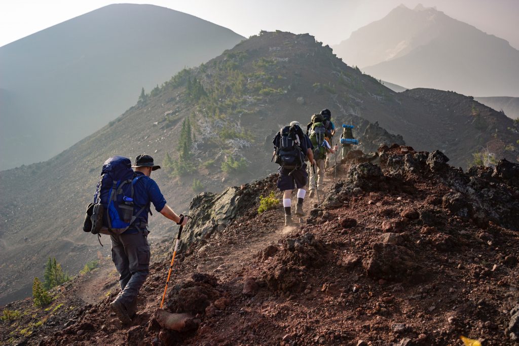 Persone che fanno trekking su una montagna, verso un obiettivo comune, l'unione fa la forza